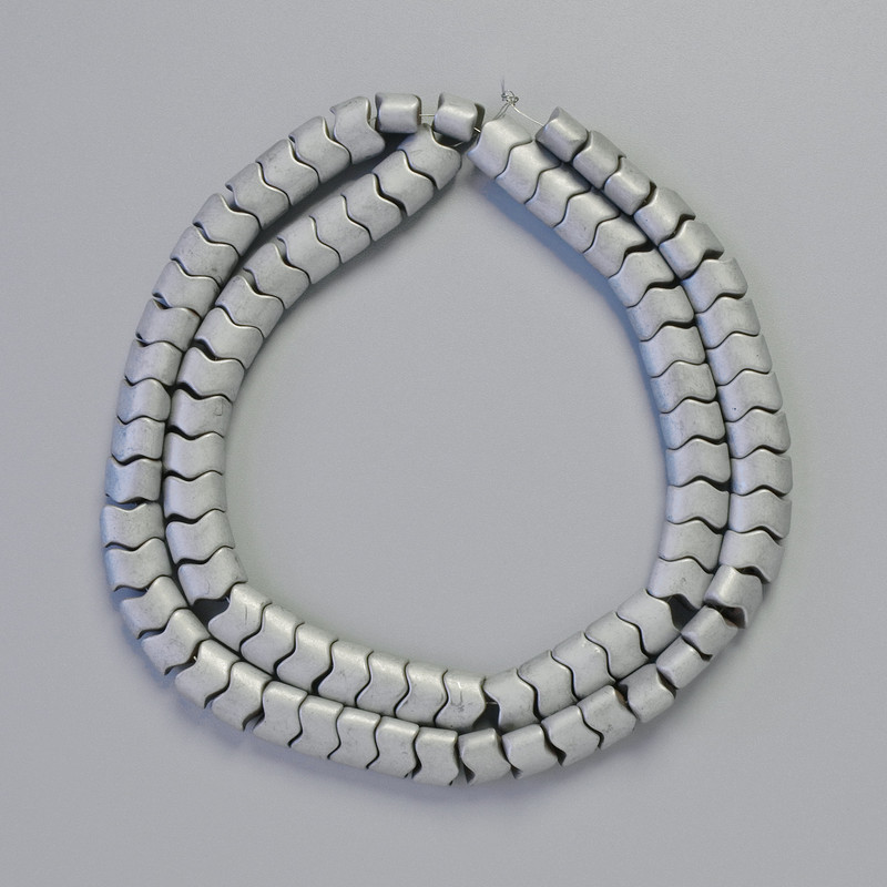 Hematitové korálky – hadí vzor, zig-zag, vlnité, světle šedá matná, průměr 7×5×5 mm, délka 42 cm, šňůra