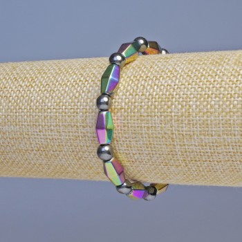 Náramek z hematitu barvy benzínu s bikónovými korálky o průměru 13×7 mm ± a černou kuličkou o průměru 6 mm ±, délka 18 cm ±, elastická šňůra