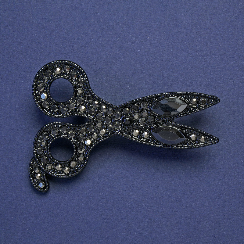 Brož-náhrdelník Nůžky, černý smalt, černé štrasové kamínky, barva kovu stříbrná, 54×39 mm