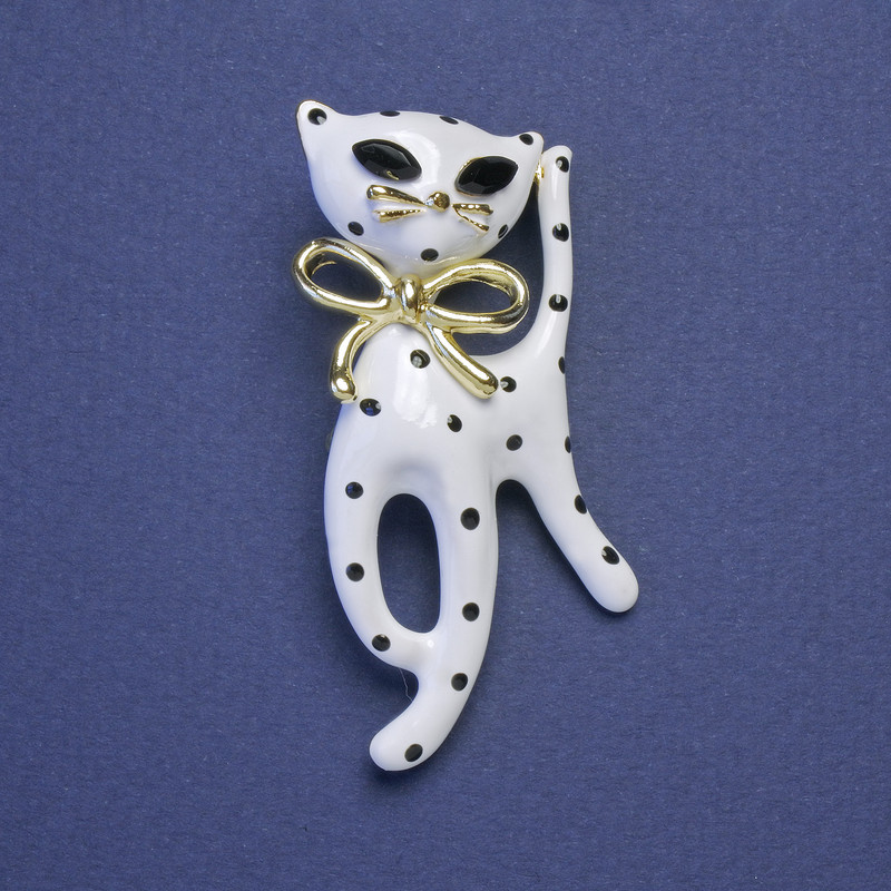 Brož Koťátko, bílý a černý smalt, černé krystaly, zlatý tón kovu, 55×25 mm