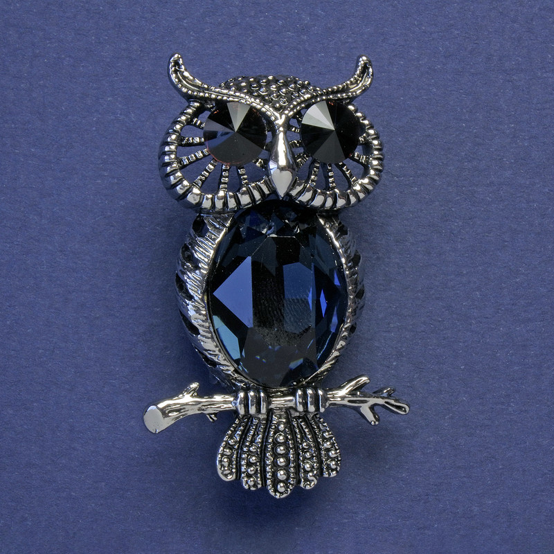 Brož Sova s černými a modrými krystaly, stříbrná barva kovu, 43×26 mm+