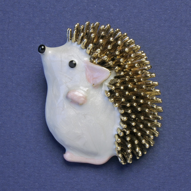 Brož-přívěšek Ježek, bílý smalt, zlatý kov, 37×32 mm