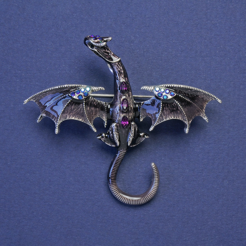 Brož-kulon Drak, šedý smalt, fialové krystaly, stříbrný odstín kovu, 50×57 mm +