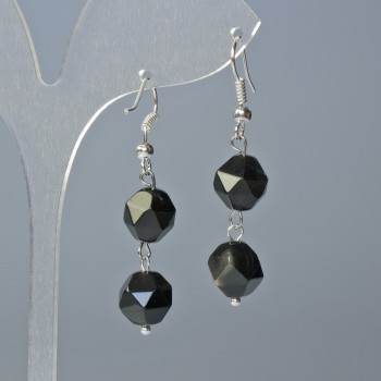 Náušnice ze stříbřitého obsidiánu, přírodní kámen, víceúhelníkové tvary, průměr 10×9 mm a 12×11 mm ±, délka cca 4 cm ±, se háčkem