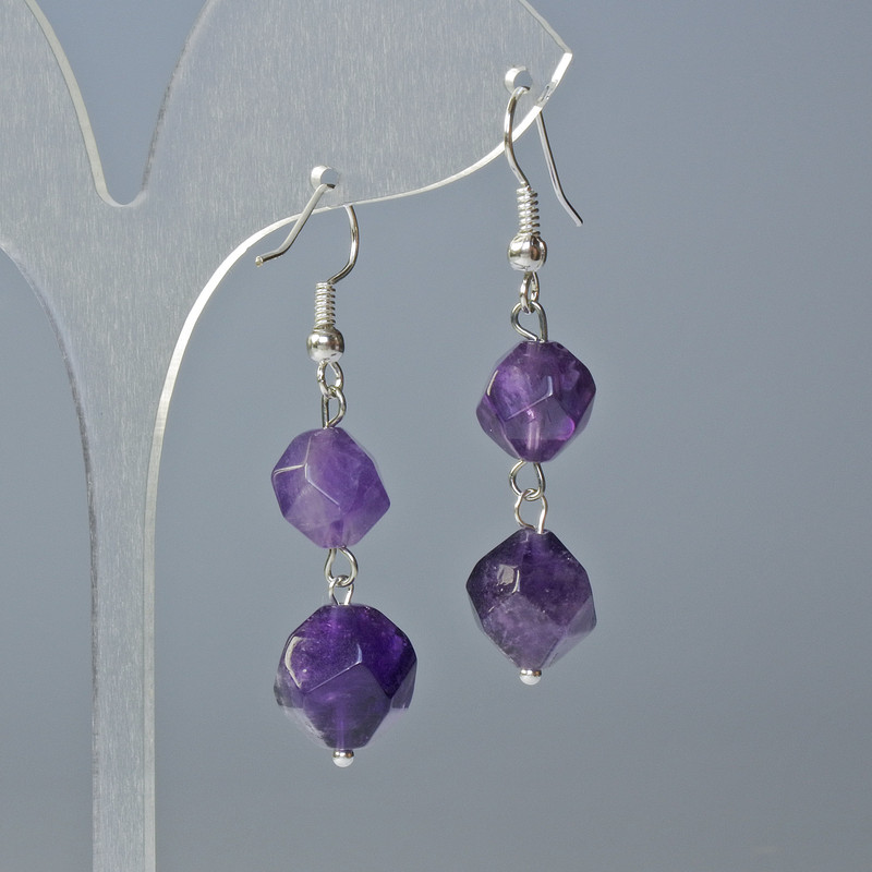 Náušnice z ametistu, přírodní kámen, vícehranný tvar, průměr 9×8 mm ±, délka 4 cm ±, s háčkem