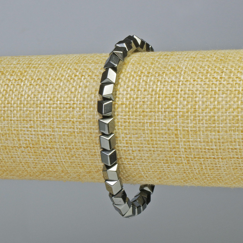 Náramek z hematitu ve tvaru šestiúhelníků, černé barvy, průměr 6×6 mm ±, délka 18 cm ± (elastický)