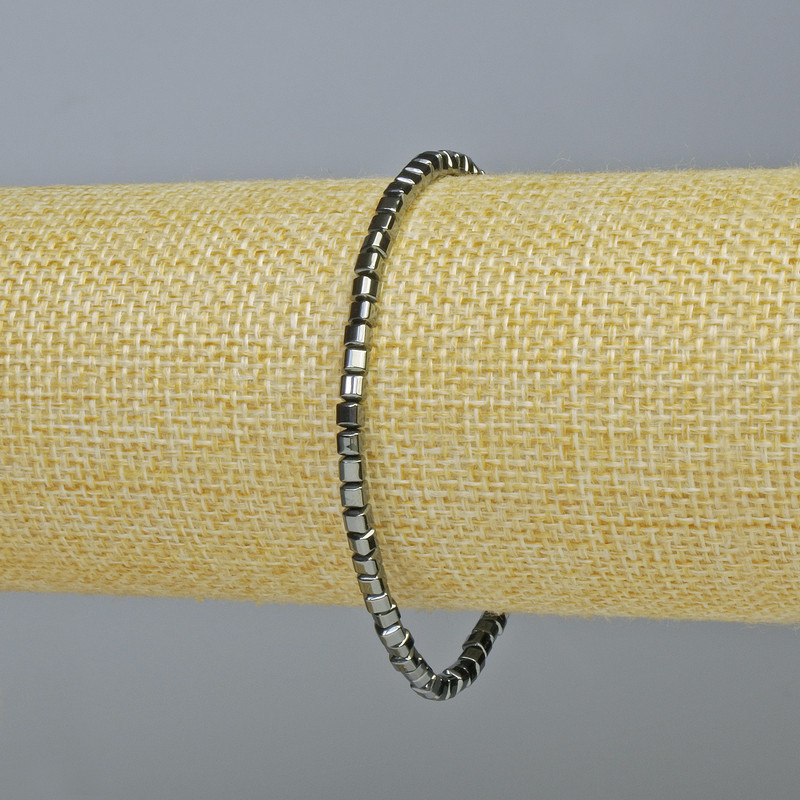 Náramek z hematitu – kostky, tmavé stříbro, průměr 3×3 mm, délka 18 cm, elastický
