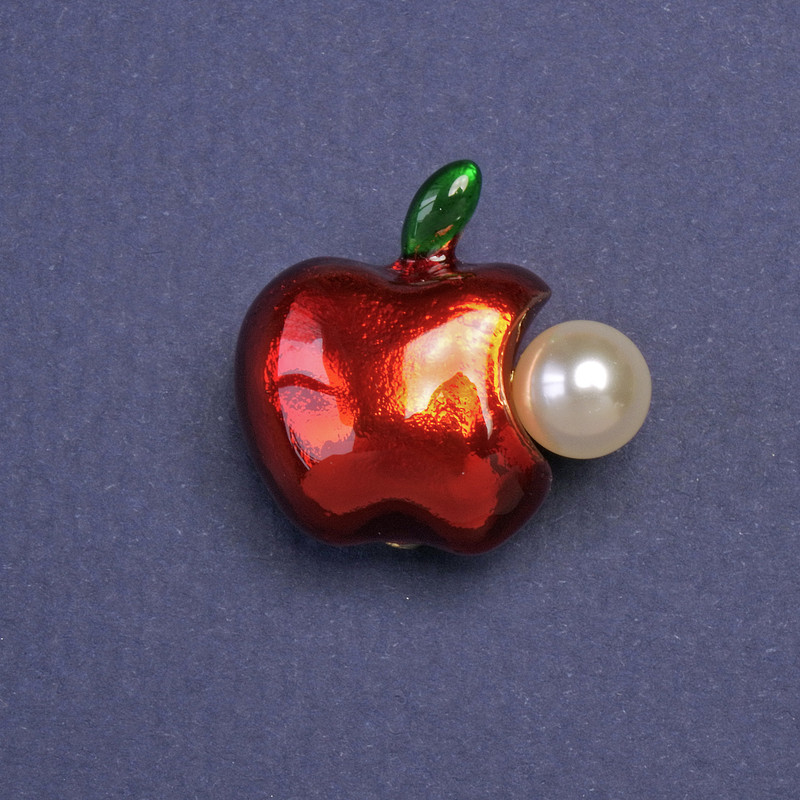 Brožka Jablko se perlou, červený smalt, zlatý kov, 22×24 mm