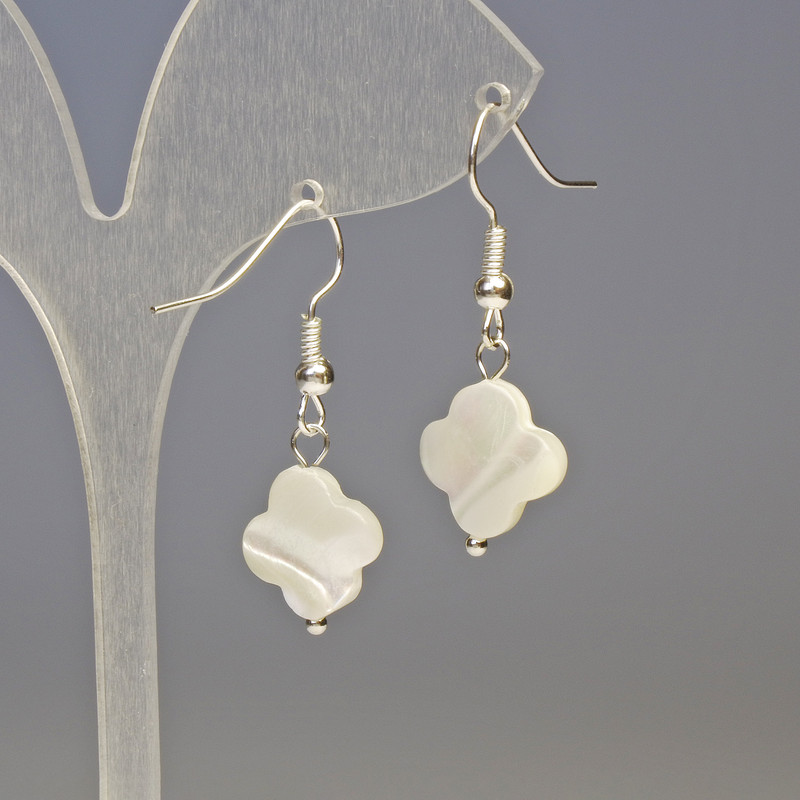 Náušnice z perleti ve tvaru čtyřlístku, průměr 13×13 mm, délka 3,3 cm
