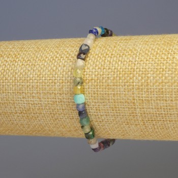 Náramek z mixu broušených kamenů ve tvaru kubíků, průměr 5×5 mm, délka 18 cm, elastický
