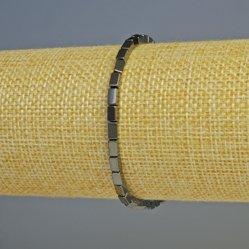Náramek z hematitu obdélníkového tvaru, černé barvy, korálky 5×3 mm, délka cca 18 cm, elastický