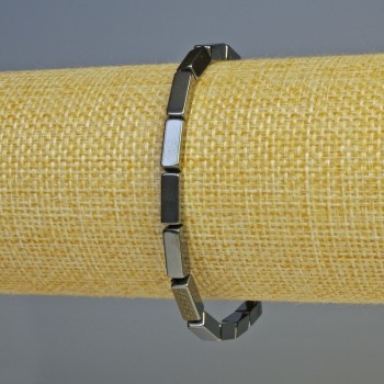 Náramek z hematitu obdélníkového tvaru, černé barvy, rozměry 10×4 mm, délka 18 cm, elastický
