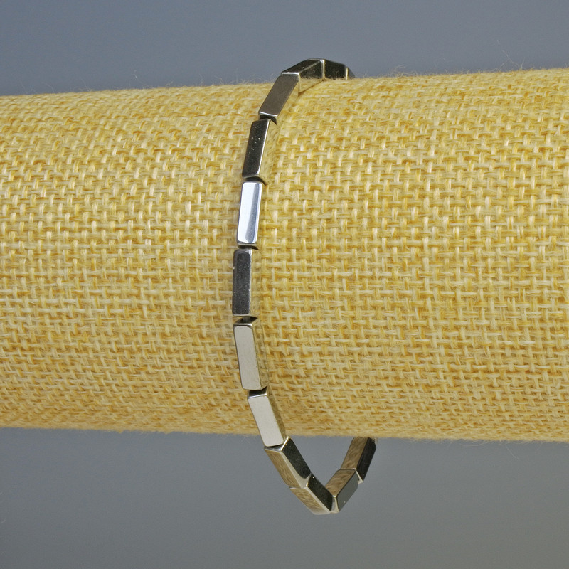 Náramek z hematitu ve tvaru obdélníků, stříbrná barva, rozměr 9×3 mm ±, délka 18 cm ±, elastická šňůra