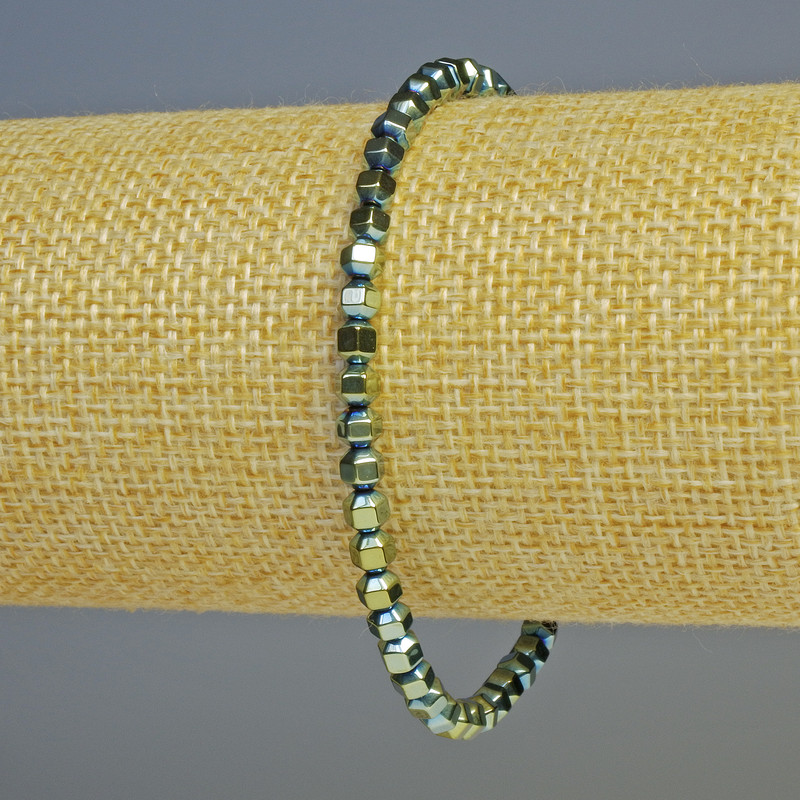 Náramek z hematitu, drobné šestiúhelníkové korálky, barva zelený chameleon, průměr 4×4 mm, délka 18 cm, na gumičce