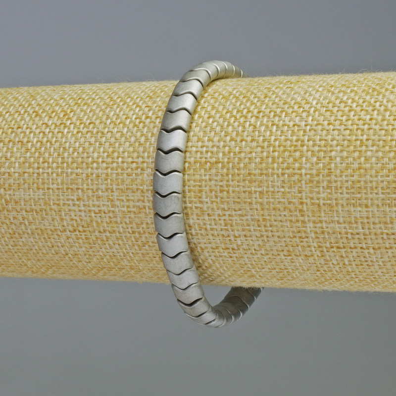 Náramek z hematitu ve tvaru hadího vzoru, zigzagový vzor, světle šedá matná barva, průměr 7×5×5 mm, délka 18 cm, elastický