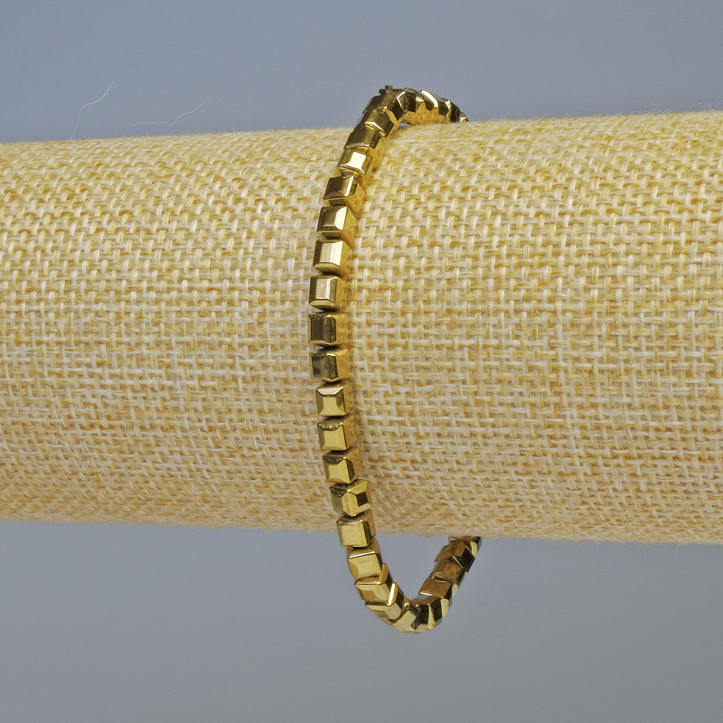 Náramek z hematitu, kubické korálky, barva tmavě zlatá, průměr 4×4 mm, délka 18 cm, elastický