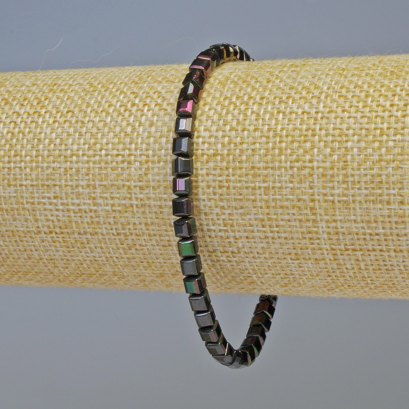 Náramek z hematitu – kostky, černý s benzínovým leskem, průměr 4×4 mm, délka cca 18 cm, elastický