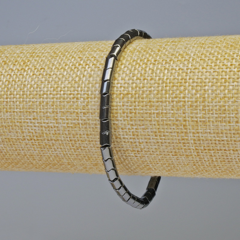 Náramek z hematitu ve tvaru válců zig-zag, černé barvy, průměr 4×4 mm, délka 18 cm, elastický