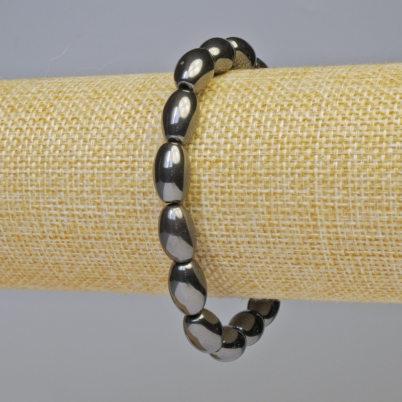 Náramek z hematitu, oválný tvar, černá barva, průměr 13×8 mm ±, délka 18 cm ±, elastická šňůrka