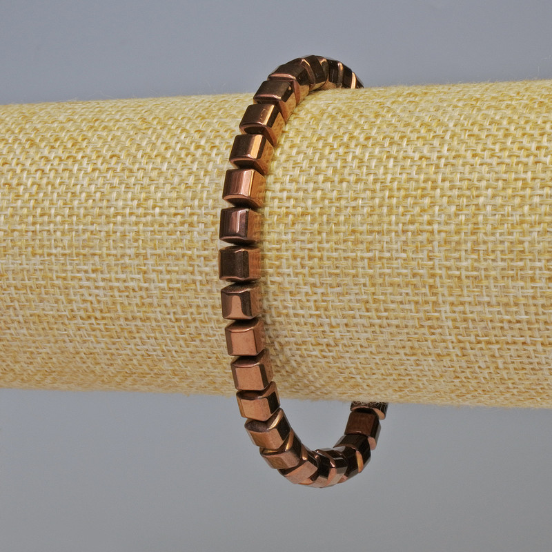Náramek z hematitu – kostky měděné barvy, průměr cca 6×6 mm, délka 18 cm ±, elastický