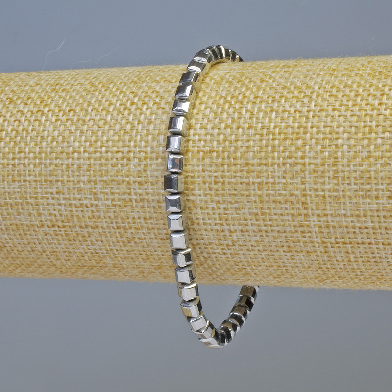 Náramek z hematitu – kubíky se zaoblenými hranami, stříbrná barva, průměr 4×4 mm, délka 18 cm, elastický