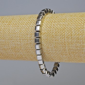 Náramek z hematitu – zaoblené kostky, stříbrná barva, průměr 6×6 mm, délka 18 cm, elastický