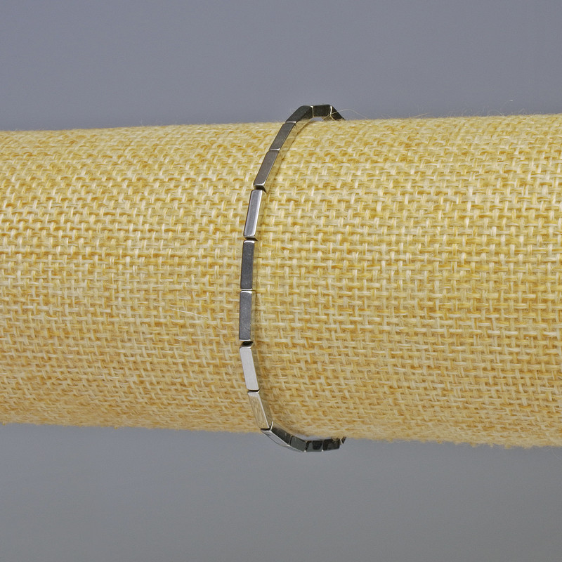 Náramek z hematitu obdélníkového tvaru – barva stříbrná, rozměry 8×2 mm, délka 18 cm, elastický