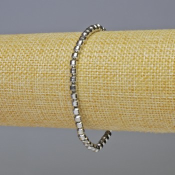 Náramek z hematitu ve válcovitém tvaru, světle stříbrná barva, průměr 4×4 mm ±, délka 18 cm ±, elastický