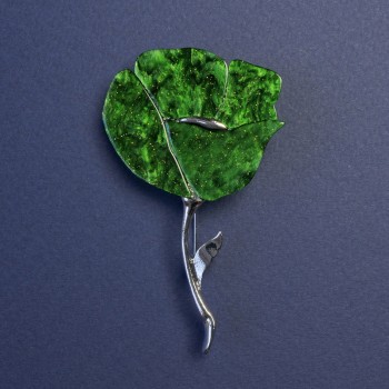 Brož mak zelený perleťový se lesklými kamínky, stříbrný kov 76×46 mm+