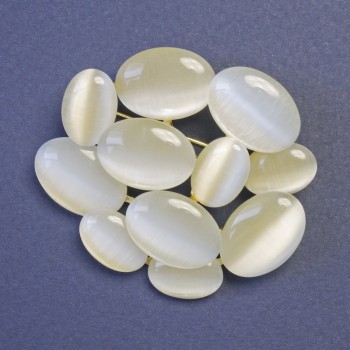 Brož s kamenem béžového kočičího oka (syntetický) 45 × 50 mm – zlatý kov