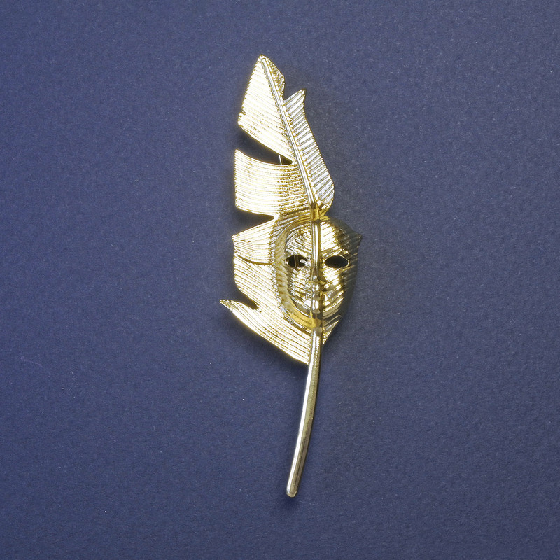 Brož s přívěškem Pero spisovatele s maskou, zlatistý kov, 80×23 mm-+