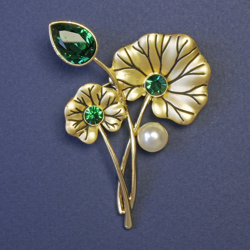 Brožka-boutonniéra z květů se zelenými křišťály 62×44 mm ± zlatý kov