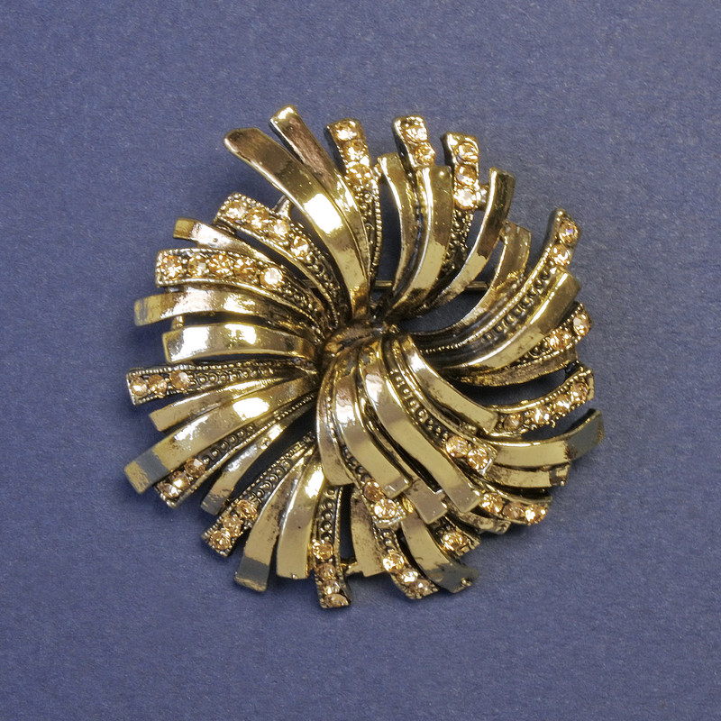 Brož Květina se žlutými štrasovými kamínky 39×42 mm – zlatý kov
