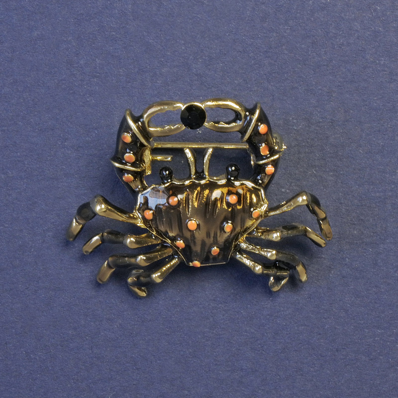 Brož Krab s hnědým smaltem a zlatým kovem, 23×30 mm