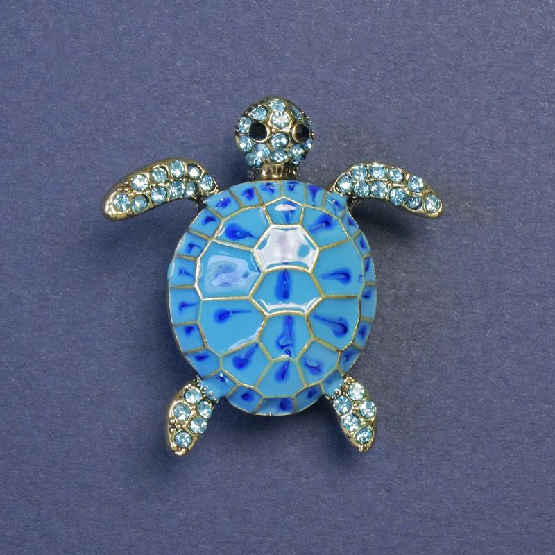 Brož Želvička s modrým smaltem, modrými štrasovými kamínky, zlatý kov, 33×33 mm