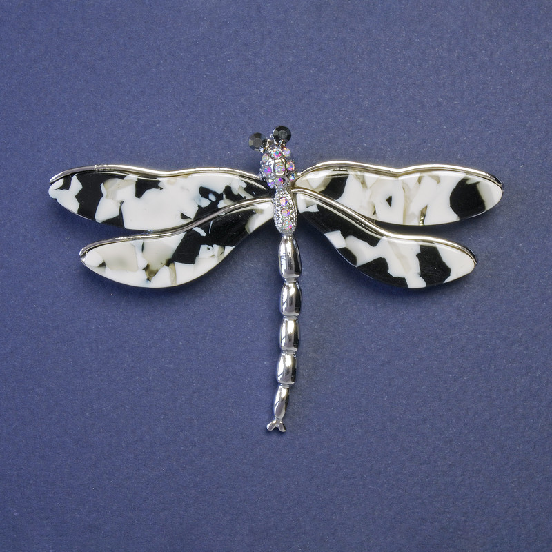 Motýlí brož s černobílými perleťovými křídly 75 × 50 mm, stříbrný kov