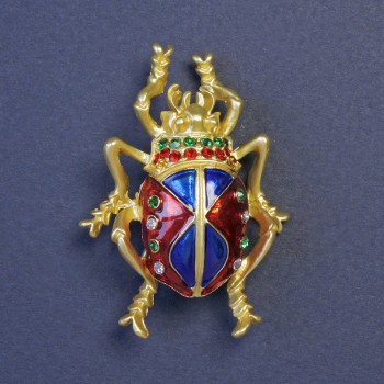 Brožka se skarabeem, modrým a červeným smaltem a krystaly, zlatý kov 43×25 mm