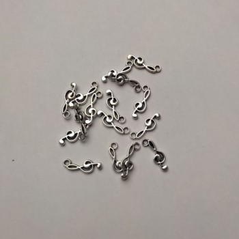 Závěsná bižuterní součástka – G klíč (stříbrná), rozměry 19×6 mm ±, díra Ø 2,2 mm ±, balení 20 g (~39 ks)