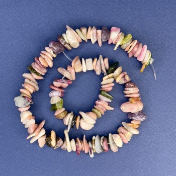 Turmalínové korálky na niti, drobné úlomky z přírodního kamene, průměr 10–14×3 mm +