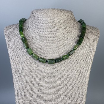 Náhrdelník z broušeného jadeitu, průměr 10×8 mm +-, průměr 14×8 mm +-, délka 52 cm+-