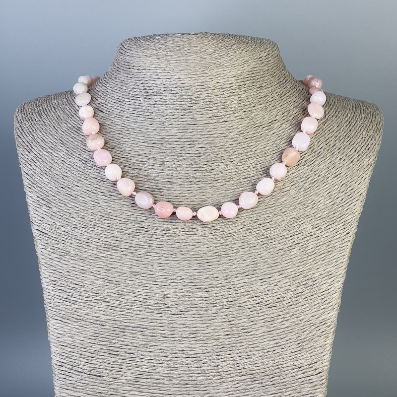 Náhrdelník z růžového opálu, cabochonový výbrus, průměr 11×8 mm +-, průměr 10×7 mm +-, délka 48 cm+