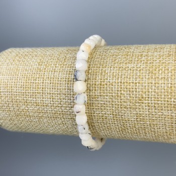 Náramek z opálu, broušené kubické korálky 6×6 mm, délka 18 cm, elastický