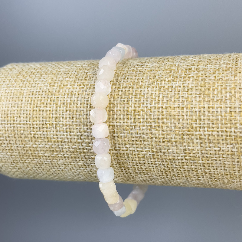 Náramek z morganitu, broušené kubické korálky 5×5 mm, délka cca 18 cm, elastický