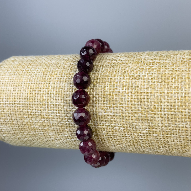 Náramek z rubelitu turmalínu, granované kuličky 8 mm, délka cca 18 cm, elastický