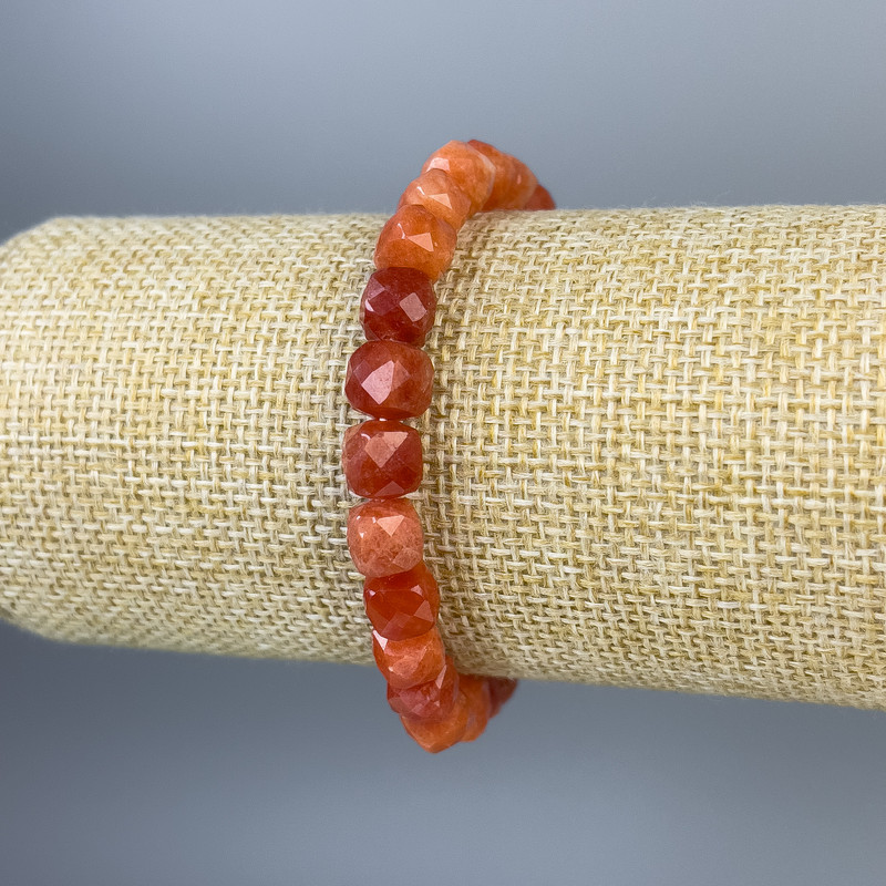 Náramek z nefritu Mashan, brusované kostky 7×7 mm, délka 18 cm, pružný na gumičce