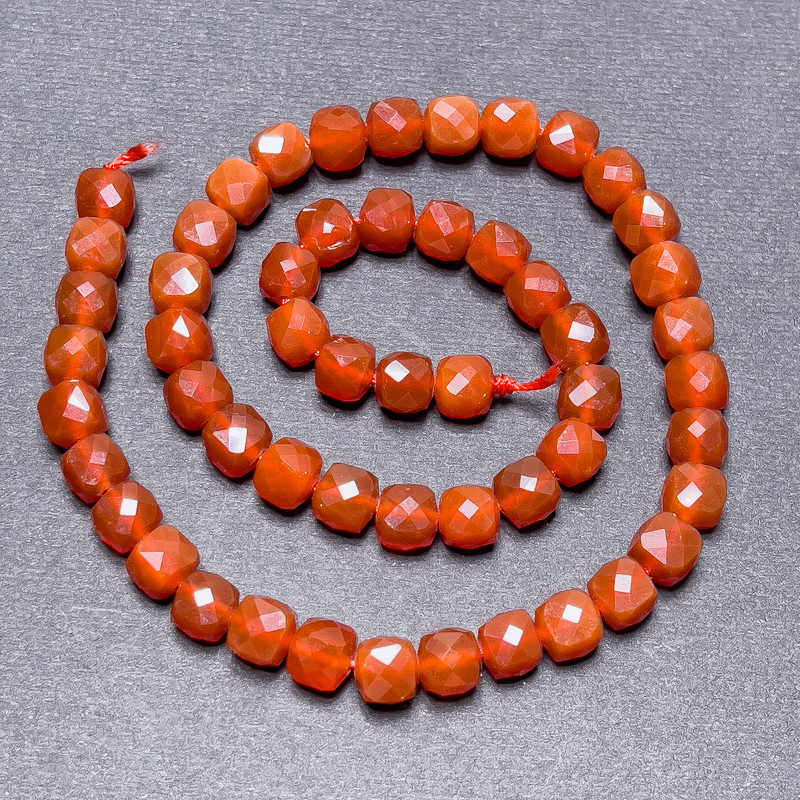 Korálky karneolu na niti, broušené kubíky, průměr 7 mm ±, délka 37 cm ±