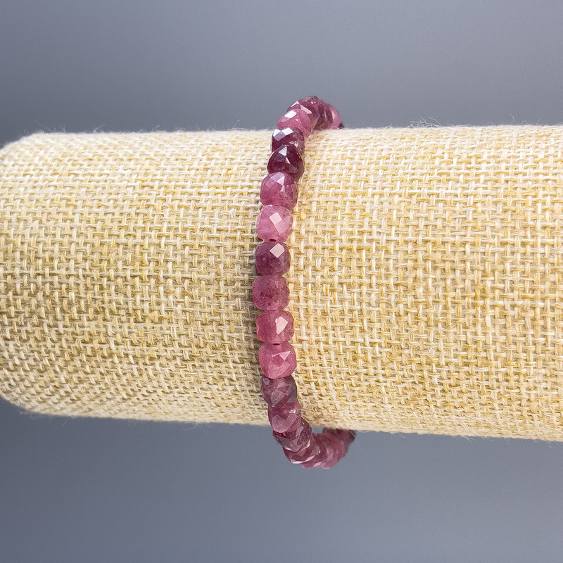 Náramek z turmalínu, broušené kostky, průměr 5 mm ±, délka 18 cm, elastický