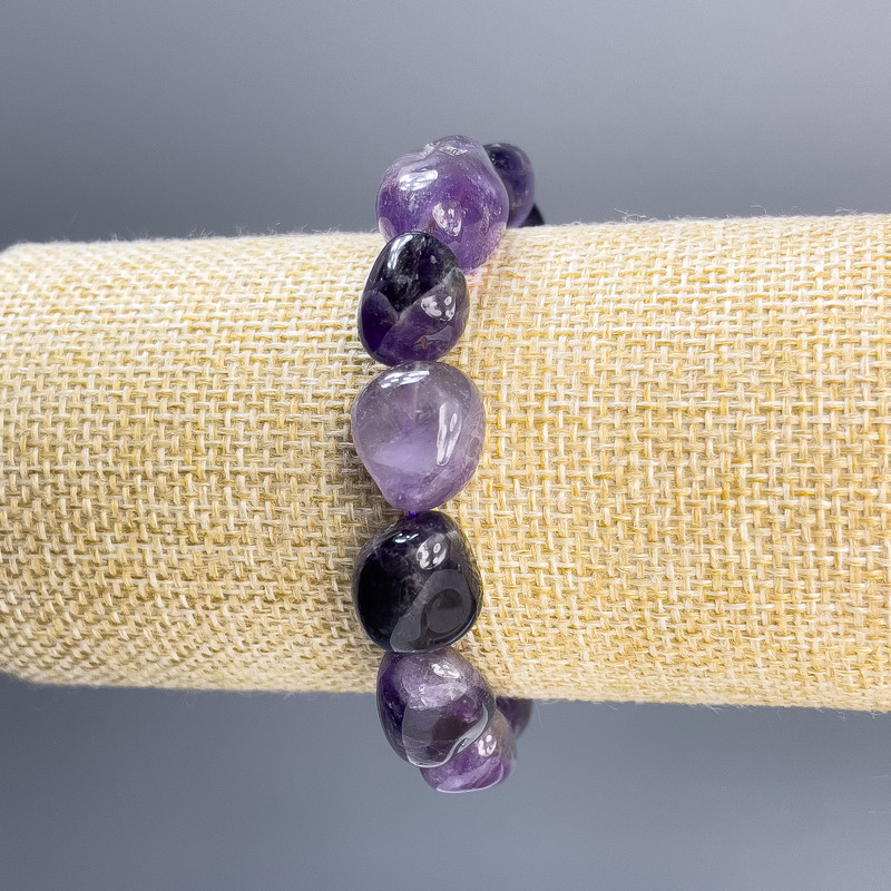Náramek z ametystu brusovaného, průměry 18×12 mm, průměr 12×11 mm, délka 18 cm, elastický