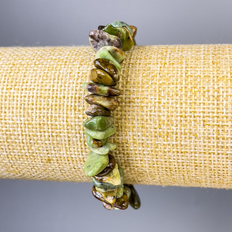 Náramek z jaspisu – drobné úlomky, průměr 12×2 mm ±, průměr 10×3 mm ±, délka 18 cm ±, elastický