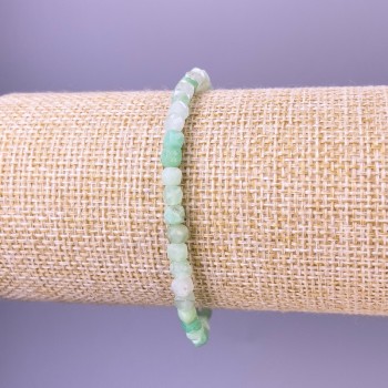 Náramek ze smaragdu, kubíky s fazetami, průměr 4 × 4 mm, délka 18 cm, elastický